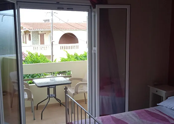 Constantsia Kato Assos